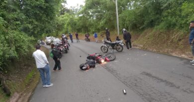 MOTOCICLISTA MUERE AL INTENTAR SOBREPASAR AUTOBÚS EN CARRETERA A COMASAGUA