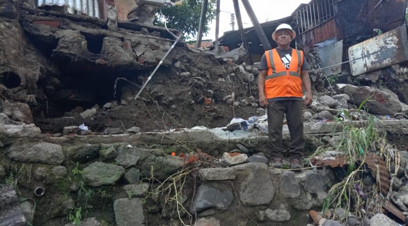 HOMBRE AFECTADO POR LLUVIAS EN SAN SALVADOR PIDE APOYO URGENTE PARA RECUPERARSE
