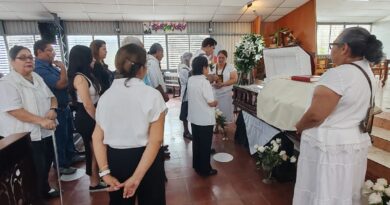 FELIGRESES DESPIDEN AL PADRE JOSÉ MARÍA TOJEIRA EN LA PARROQUIA EL CARMEN DE SANTA TECLA