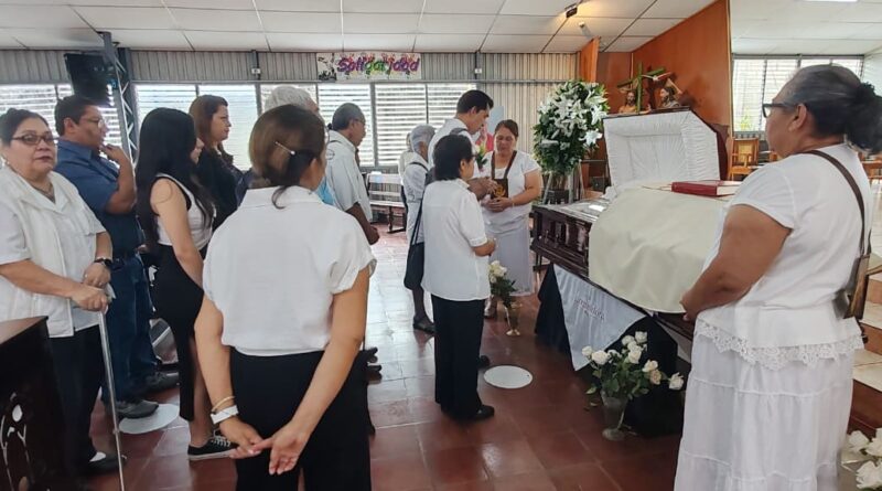 FELIGRESES DESPIDEN AL PADRE JOSÉ MARÍA TOJEIRA EN LA PARROQUIA EL CARMEN DE SANTA TECLA