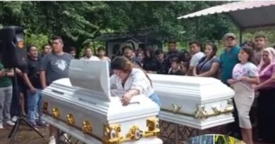DIERON EL ÚLTIMO ADIÓS A PADRE E HIJA FALLECIDOS EN ACCIDENTE CONTRA UNA VACA EN LA CARRETERA LITORAL
