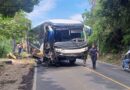 AUTOBÚS DE SEISABUS CHOCA CONTRA MOTOCICLISTA Y MAQUINARIA EN CIUDAD ARCE