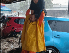 VIVO DE MILAGRO; TAXISTA SOBREVIVE TRAS QUEDAR ATRAPADO POR FUERTES INUNDACIONES EN SANTA ANA