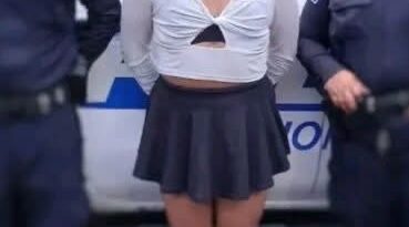 CAPTURAN A SUJETO VESTIDO DE MUJER EN EL CENTRO HISTÓRICO DE SAN SALVADOR; TENÍA ORDEN JUDICIAL VIGENTE