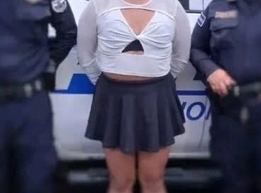 CAPTURAN A SUJETO VESTIDO DE MUJER EN EL CENTRO HISTÓRICO DE SAN SALVADOR; TENÍA ORDEN JUDICIAL VIGENTE