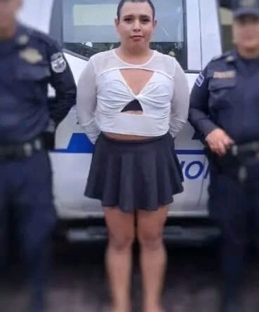 CAPTURAN A SUJETO VESTIDO DE MUJER EN EL CENTRO HISTÓRICO DE SAN SALVADOR; TENÍA ORDEN JUDICIAL VIGENTE