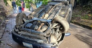 VEHÍCULO VOLCADO TRAS CHOQUE CON MICROBUS EN COLÓN, LA LIBERTAD