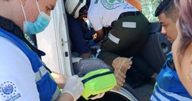 CAMIÓN IMPACTA CONTRA ÁRBOL POR FALLAS MECÁNICAS Y DEJA UN CONDUCTOR ATRAPADO EN LA PANAMERICANA,SANTA ANA