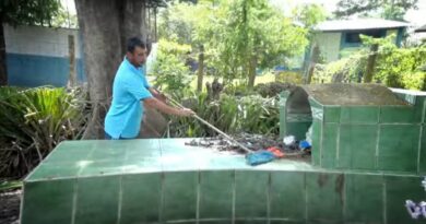 EL SALVADOR; TRADICIÓN ÚNICA EN ZACATECOLUCA: FAMILIAS ENTERRAN A SUS SERES QUERIDOS EN LOS PATIOS DE SUS CASAS