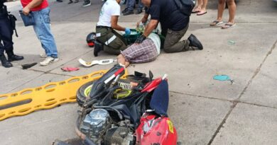 SANTA ANA; DOS PERSONAS LESIONADAS TRAS CHOQUE ENTRE MICROBUS Y MOTOCICLETA EN CARRETERA A CANDELARIA DE LA FRONTERA