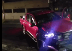 CONDUCTOR EBRIO CHOCA CONTRA ÁRBOL Y HUYE TRAS ACCIDENTE EN EL CENTRO DE SAN SALVADOR