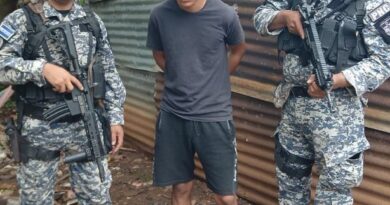 PANDILLEROS ATACAN A POLICÍAS EN SAN VICENTE: UN DETENIDO Y DROGA INCAUTADA