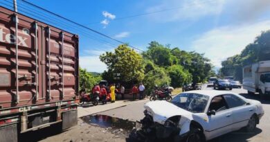 ACCIDENTE ENTRE RASTRA Y SEDÁN DEJA TRES LESIONADOS, INCLUIDOS DOS MENORES, EN LA CARRETERA A SANTA ANA