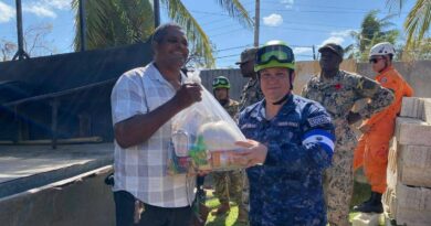 CONTINGENTE SALVADOREÑO DISTRIBUYE AYUDA HUMANITARIA EN JAMAICA TRAS PASO DEL HURACÁN MELISSA