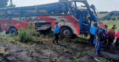 AL MENOS 22 PERSONAS FALLECEN TRAS CAÍDA DE AUTOBÚS A UN ABISMO EN ECUADOR