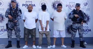 PELEA ENTRE CONDUCTOR DE MICROBÚS Y OCUPANTES DE CAMIÓN DEJA TRES CAPTURADOS EN TONACATEPEQUE