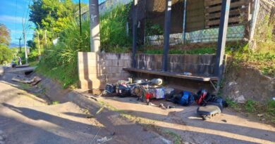 TRES LESIONADOS EN CHOQUE ENTRE MOTOCICLETA Y VEHÍCULO EN CARRETERA ANTIGUA A SANTA ANA