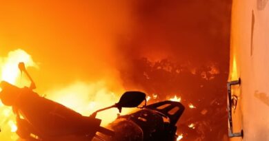 INCENDIO AFECTA TALLER DE MOTOCICLETAS CERCA DE PLAZA MUNDO SOYAPANGO