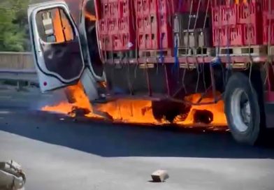 INCENDIO CONSUME CAMIÓN DISTRIBUIDOR DE BEBIDAS EN LA TRONCAL DEL NORTE