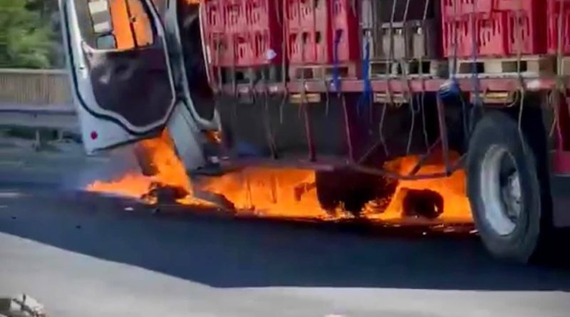 INCENDIO CONSUME CAMIÓN DISTRIBUIDOR DE BEBIDAS EN LA TRONCAL DEL NORTE