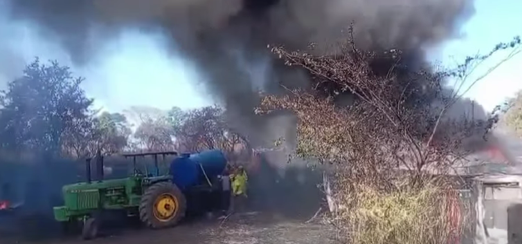 INCENDIO EN CHATARRERA DE LA CARRETERA TRONCAL DEL NORTE DEJA CUANTIOSAS PÉRDIDAS