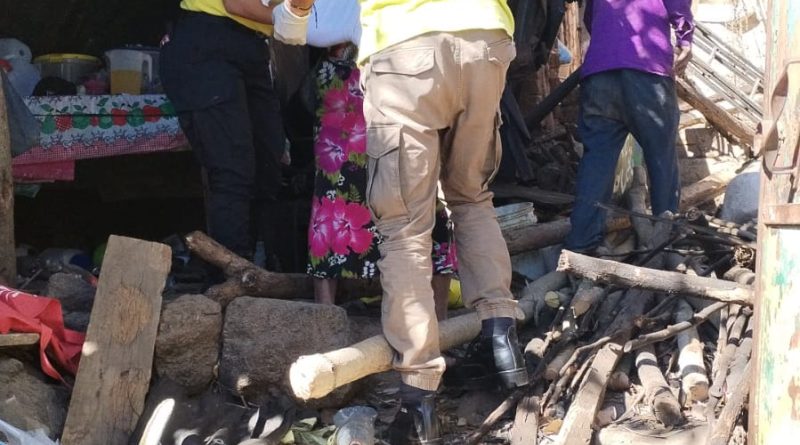 SANTA ANA; DOS ADULTOS MAYORES RESULTARON LESIONADOS TRAS COLAPSO PARCIAL DEL TECHO DE UNA VIVIENDA