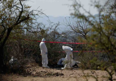 AUTORIDADES MEXICANAS LOCALIZAN RESTOS HUMANOS EN FOSAS CLANDESTINAS EN SINALOA