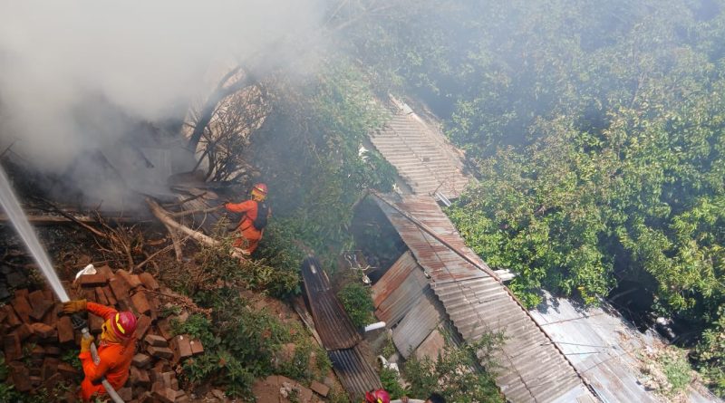 INCENDIO EN VIVIENDA DE URBANIZACIÓN SENSUNAPÁN DEJA DAÑOS MATERIALES EN SONSONATE CENTRO