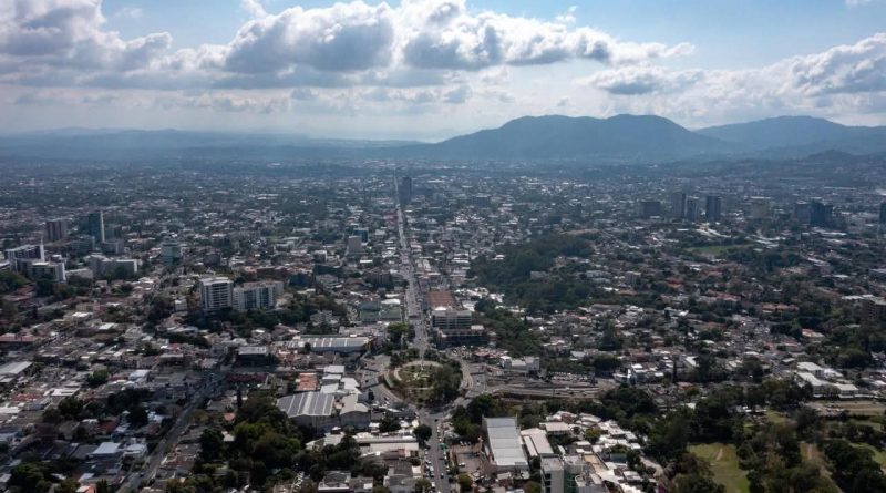 CONTINUARÁ EL AMBIENTE CALUROSO Y POSIBLES LLUVIAS PUNTUALES ESTE DÍA EN EL SALVADOR