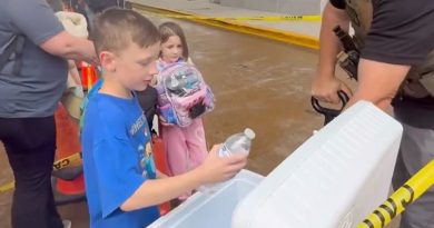 AGENTES DE ICE REPARTEN AGUA A PASAJEROS EN AEROPUERTOS DE ESTADOS UNIDOS