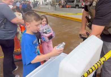 AGENTES DE ICE REPARTEN AGUA A PASAJEROS EN AEROPUERTOS DE ESTADOS UNIDOS