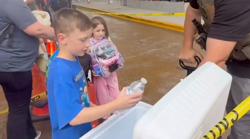 AGENTES DE ICE REPARTEN AGUA A PASAJEROS EN AEROPUERTOS DE ESTADOS UNIDOS