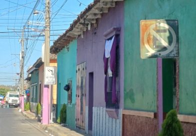 ARBOLIZAN RUTA PROCESIONAL Y COLOCAN VITRALES ALUSIVOS A LA SEMANA SANTA EN CHALCHUAPA