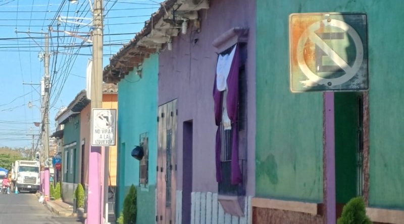 ARBOLIZAN RUTA PROCESIONAL Y COLOCAN VITRALES ALUSIVOS A LA SEMANA SANTA EN CHALCHUAPA