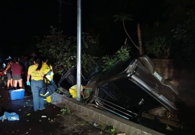 UN PICKUP CHOCÓ CONTRA ÁRBOL Y VOLCÓ EN LA TRONCAL DEL NORTE, CERCA DE GUAZAPA