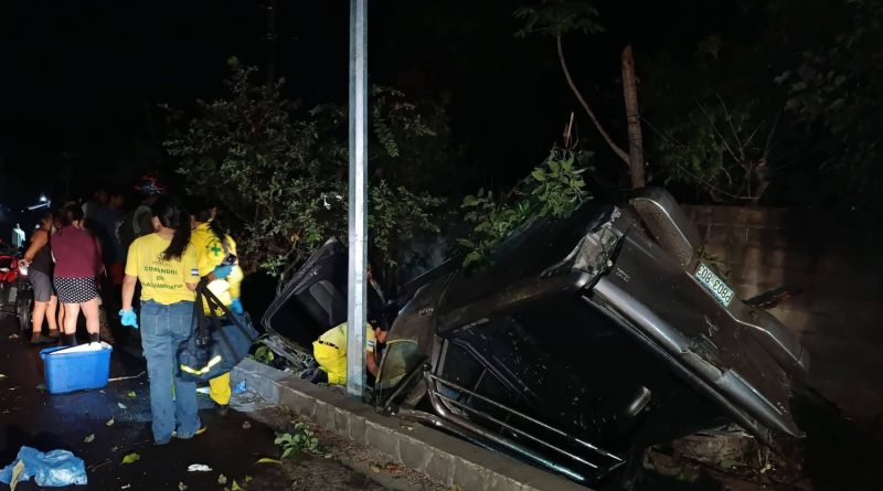 UN PICKUP CHOCÓ CONTRA ÁRBOL Y VOLCÓ EN LA TRONCAL DEL NORTE, CERCA DE GUAZAPA