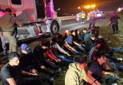 AUTORIDADES DE EE. UU. LOCALIZARON A 22 PERSONAS EN CONDICIONES DE RIESGO DENTRO DE UN VEHÍCULO EN TEXAS
