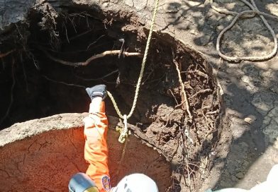 RESCATAN A PERSONA TRAS CAER EN POZO DE 15 METROS EN SACACOYO