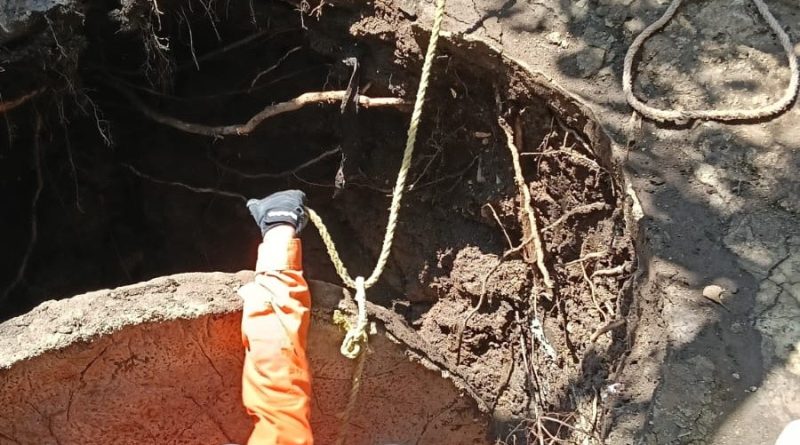 RESCATAN A PERSONA TRAS CAER EN POZO DE 15 METROS EN SACACOYO