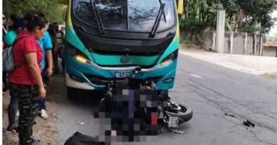 ESTUDIANTE DE 15 AÑOS MUERE TRAS CHOCAR CON AUTOBÚS EN CUSCATLÁN