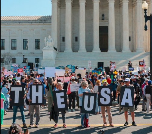 TRUMP ASISTE A LA CORTE SUPREMA EN HISTÓRICA AUDIENCIA SOBRE CIUDADANÍA POR NACIMIENTO