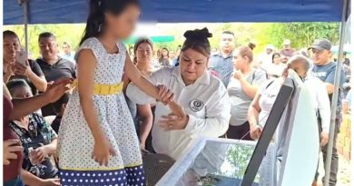 HIJA DE ISABELA JERNANDEZ DESPIDE A SU MAMÁ » ADIOS MAMI» EN EL ÚLTIMO ADIÓS EN EL CEMENTERIO DE TEXISTEPEQUE TRAS HECHO OCURRIDO EN SANTA ANA