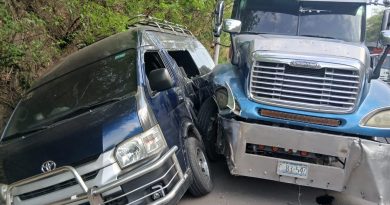 MÚLTIPLE ACCIDENTE EN LA CARRETERA DE ORO DEJA AL MENOS CINCO LESIONADOS