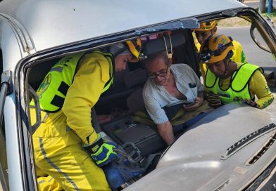 PERSONA QUEDA ATRAPADA TRAS ACCIDENTE EN CARRETERA PANAMERICANA Y ES RESCATADA