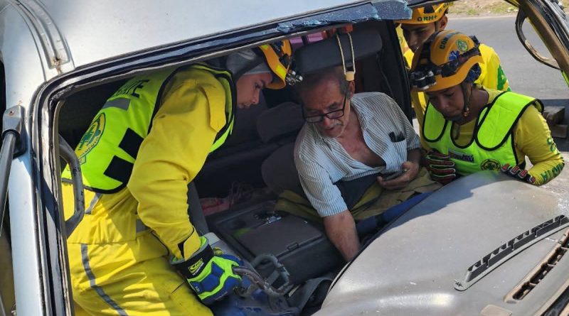 PERSONA QUEDA ATRAPADA TRAS ACCIDENTE EN CARRETERA PANAMERICANA Y ES RESCATADA