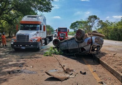 ACCIDENTE ENTRE VEHÍCULO Y RASTRA PROVOCA CIERRE DE LA CARRETERA LITORAL EN USULUTÁN