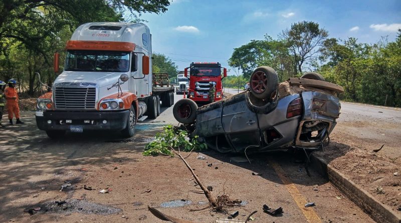 ACCIDENTE ENTRE VEHÍCULO Y RASTRA PROVOCA CIERRE DE LA CARRETERA LITORAL EN USULUTÁN