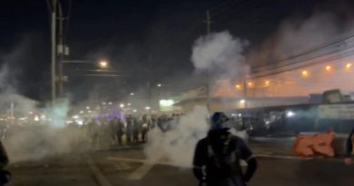 AUMENTAN LOS ENFRENTAMIENTOS EN LOS ALREDEDORES DEL CENTRO DE DETENCIÓN DELANEY HALL