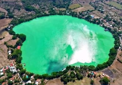 CALOR EXTREMO TRANSFORMA LAS AGUAS DE LA LAGUNA DE APASTEPEQUE EN TONO TURQUESA