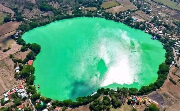 CALOR EXTREMO TRANSFORMA LAS AGUAS DE LA LAGUNA DE APASTEPEQUE EN TONO TURQUESA